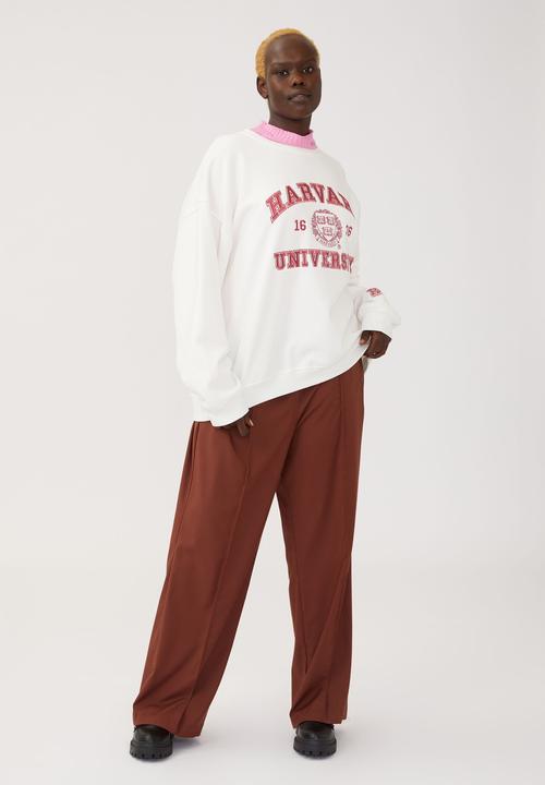 Cotton On - Curve ncaa crew sweatshirt - lcn ncaa harvard uni law/off white
