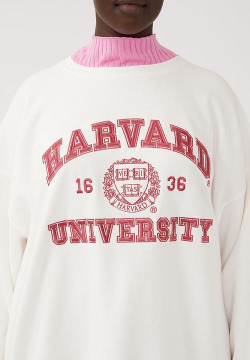 Cotton On - Curve ncaa crew sweatshirt - lcn ncaa harvard uni law/off white