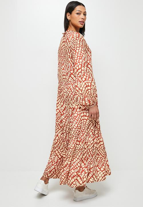 MILLA - Piecrust neck printed maxi dress - rust abstract stain print