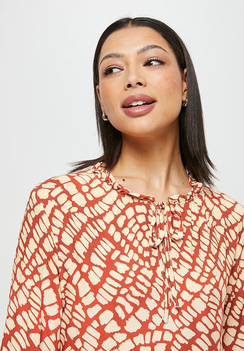 MILLA - Piecrust neck printed maxi dress - rust abstract stain print