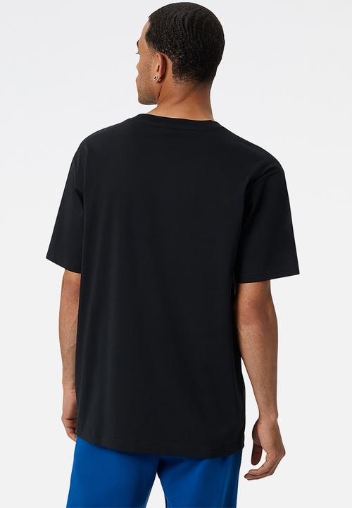 New Balance  - NB Essentials Celebrate Split Logo Tee - Black