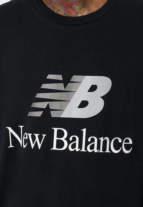 New Balance  - NB Essentials Celebrate Split Logo Tee - Black