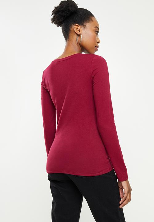 GUESS - Long sleeve split script logo r3 - garnet wine