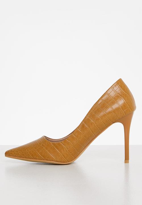 POLO - Pointed toe embossed croc pump - tan