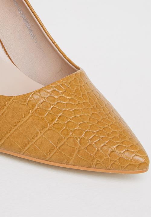 POLO - Pointed toe embossed croc pump - tan