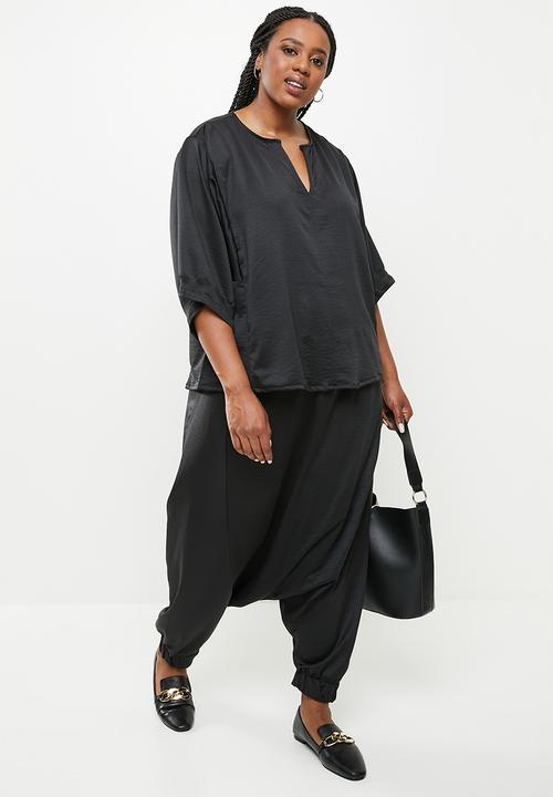 AMANDA LAIRD CHERRY - Plus mashai top - black stretch satin