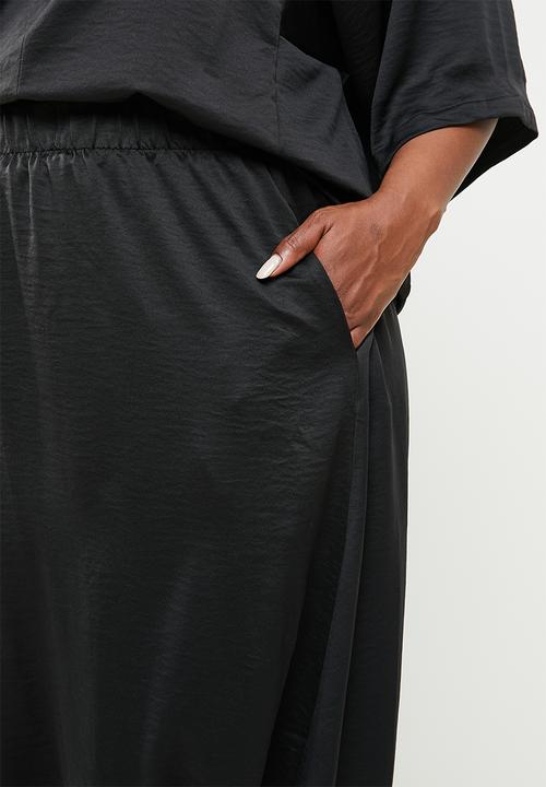 AMANDA LAIRD CHERRY - Plus mohlesi pants - black stretch satin
