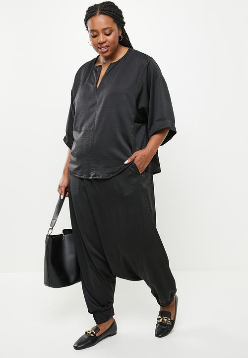 AMANDA LAIRD CHERRY - Plus mohlesi pants - black stretch satin