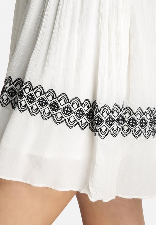 Vero Moda - Serina Embroidery Skirt