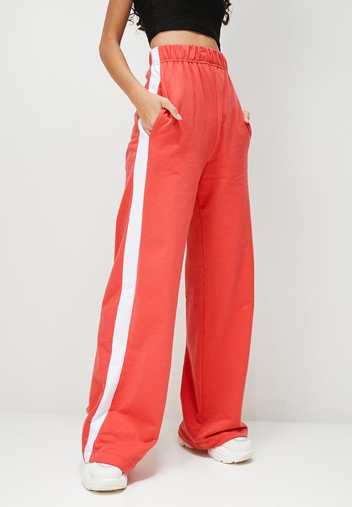 Blake - Wide leg jogger with side stripe - red