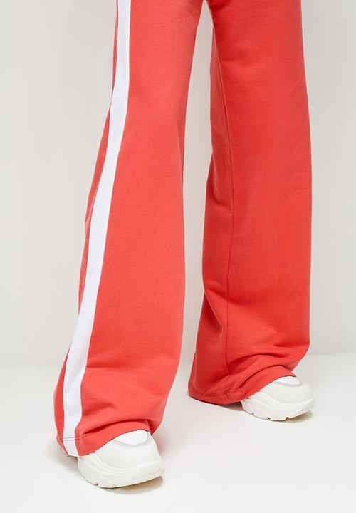 Blake - Wide leg jogger with side stripe - red