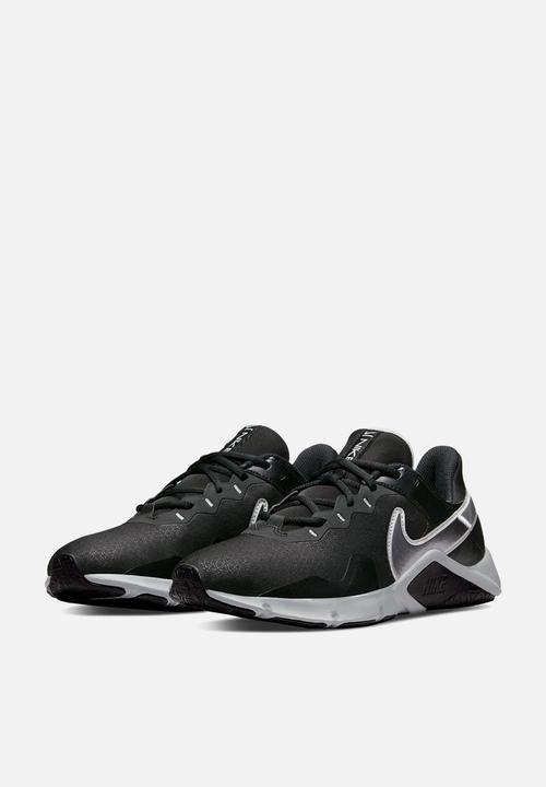 Nike - Legend essential 2 - black/mtlc cool grey-metallic silver