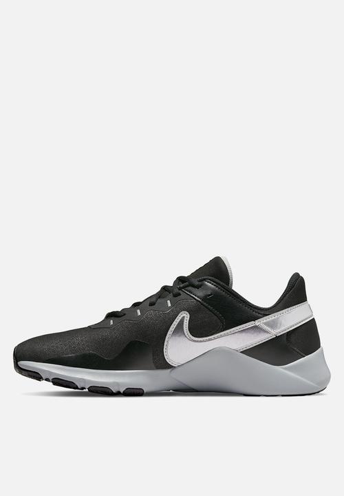 Nike - Legend essential 2 - black/mtlc cool grey-metallic silver