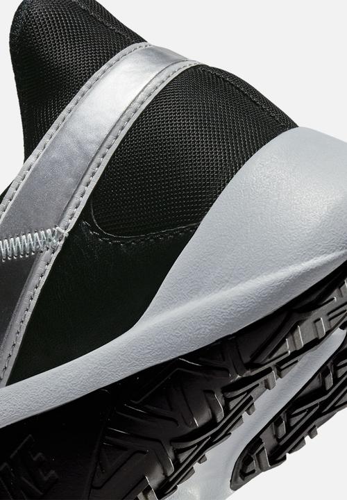 Nike - Legend essential 2 - black/mtlc cool grey-metallic silver