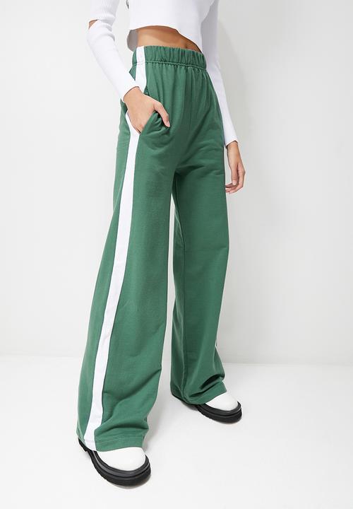 Blake - Wide leg jogger with side stripe - green