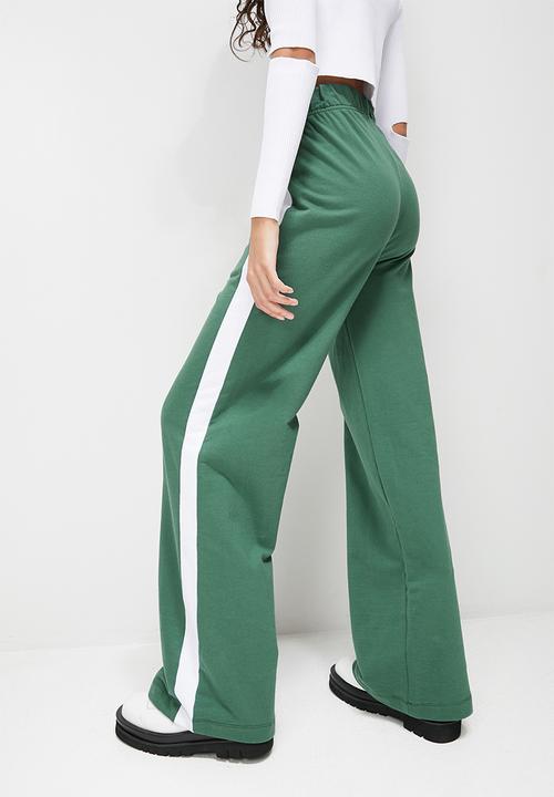 Blake - Wide leg jogger with side stripe - green