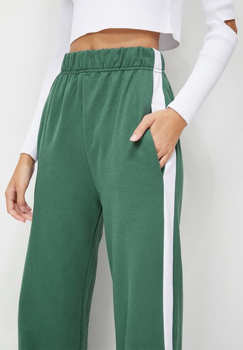 Blake - Wide leg jogger with side stripe - green