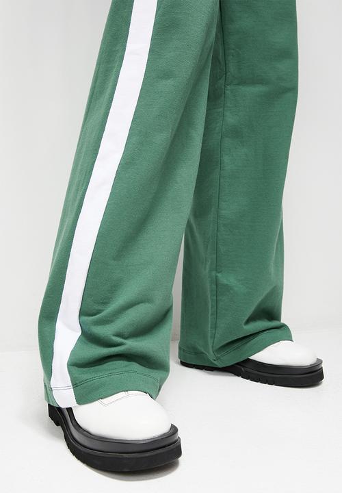 Blake - Wide leg jogger with side stripe - green