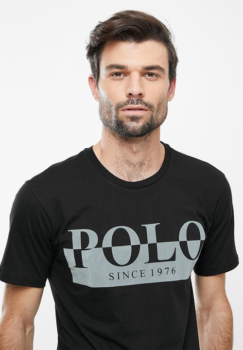 POLO - Flocked Bold Logo SS Tee - Black