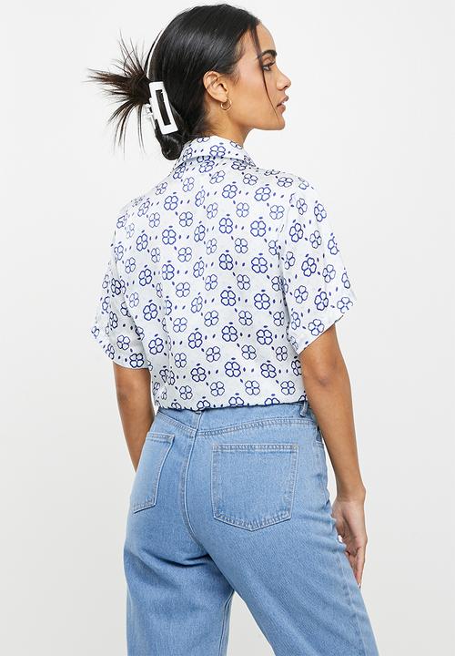 Glamorous - Glamorous care  royal blue geo print shirt  coord - blue & white 