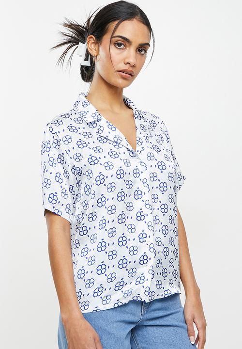 Glamorous - Glamorous care  royal blue geo print shirt  coord - blue & white 