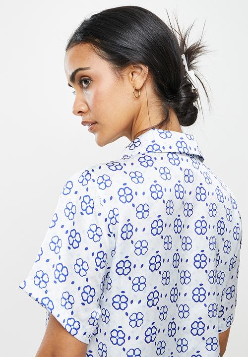Glamorous - Glamorous care  royal blue geo print shirt  coord - blue & white 
