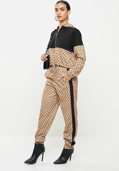 SISSY BOY - Branded fleece pant - black & stone