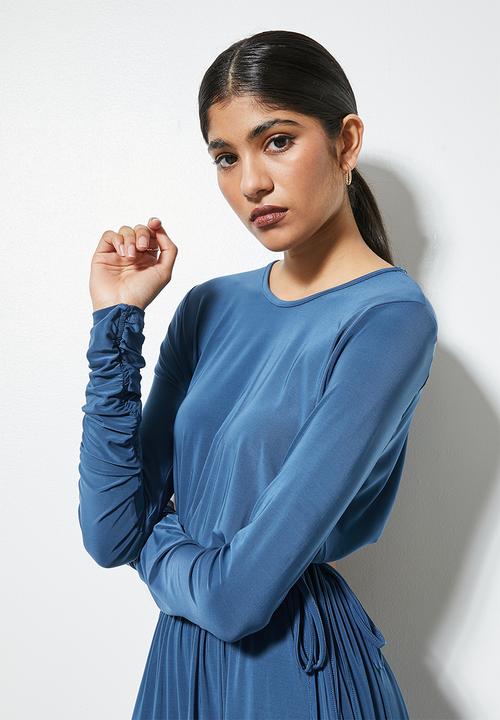 VELVET - Open back knit fit and flare dress - oil blue