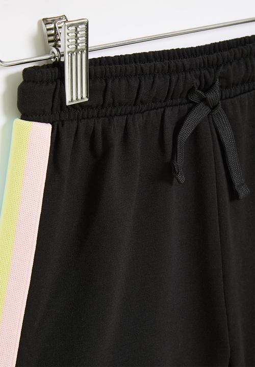 Nike - Nkg wildflower ft short - black
