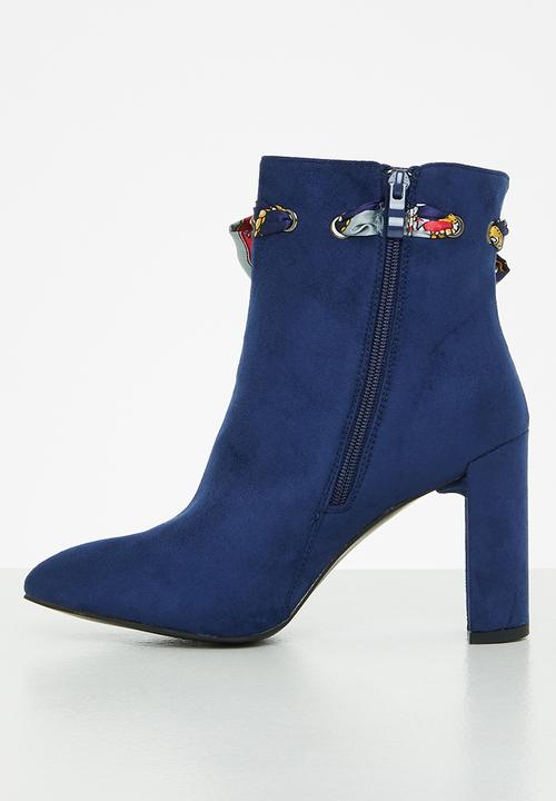 Seduction - Set back heeled ankle boot - navy