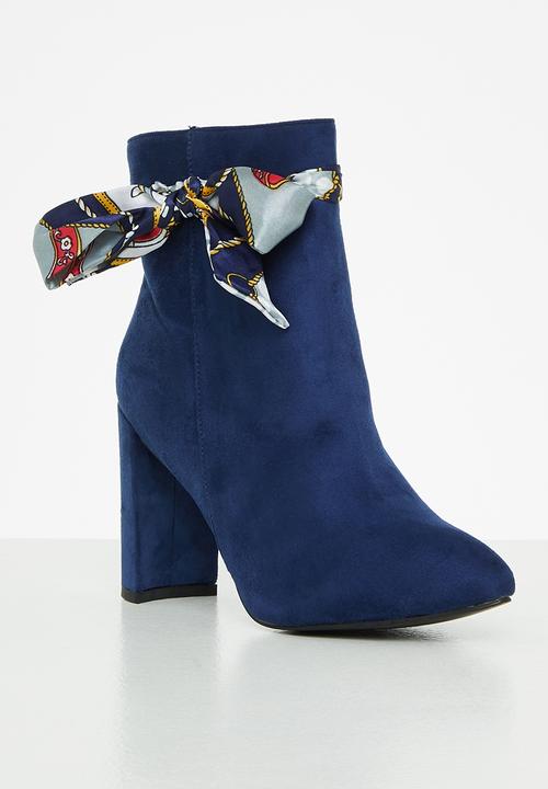 Seduction - Set back heeled ankle boot - navy
