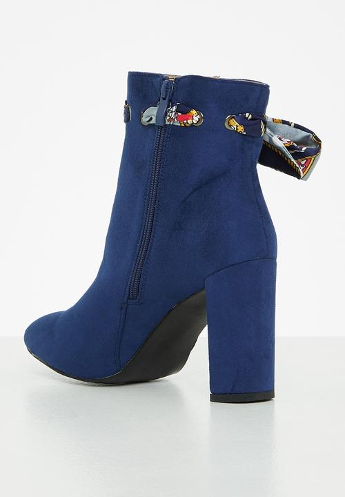 Seduction - Set back heeled ankle boot - navy