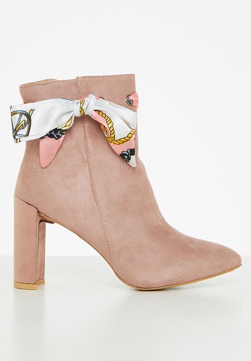 Seduction - Set back heeled ankle boot - mink