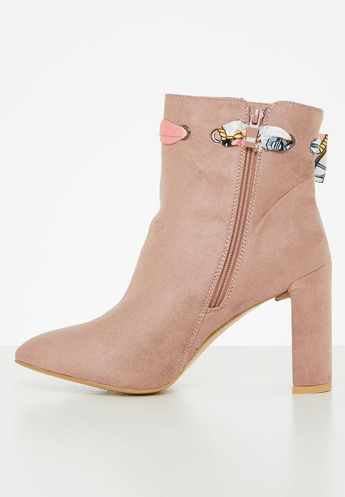 Seduction - Set back heeled ankle boot - mink
