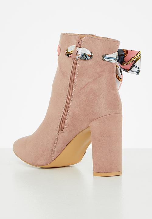 Seduction - Set back heeled ankle boot - mink