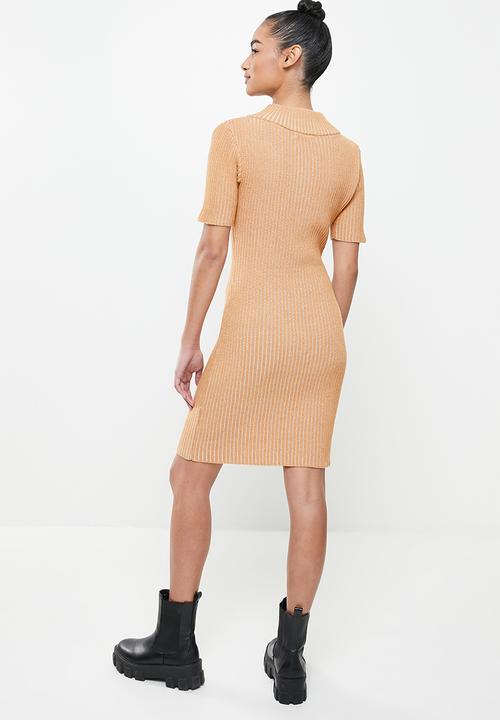 Glamorous - Petite rib zip neck dress - camel