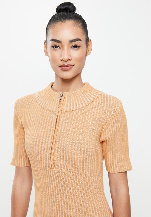 Glamorous - Petite rib zip neck dress - camel