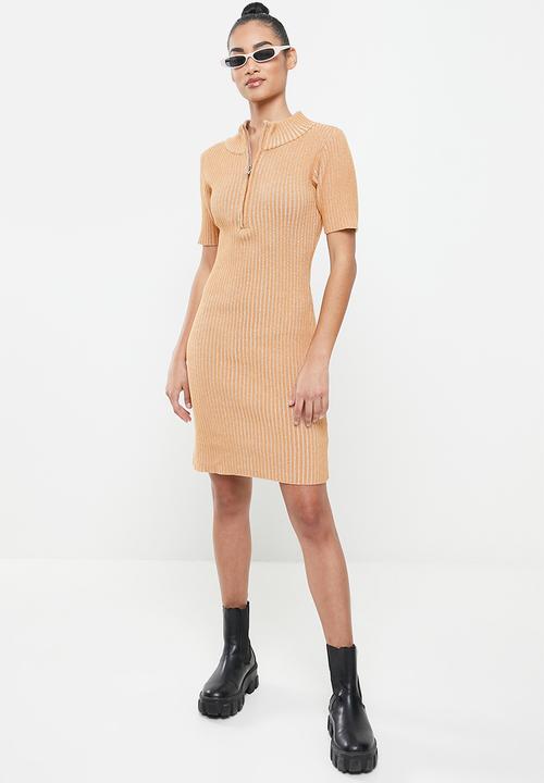 Glamorous - Petite rib zip neck dress - camel