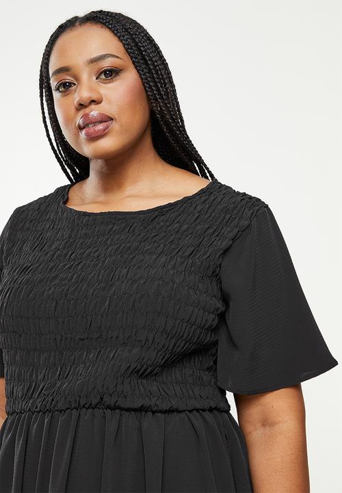 Glamorous - Plus short sleeve smocked midi dress - black