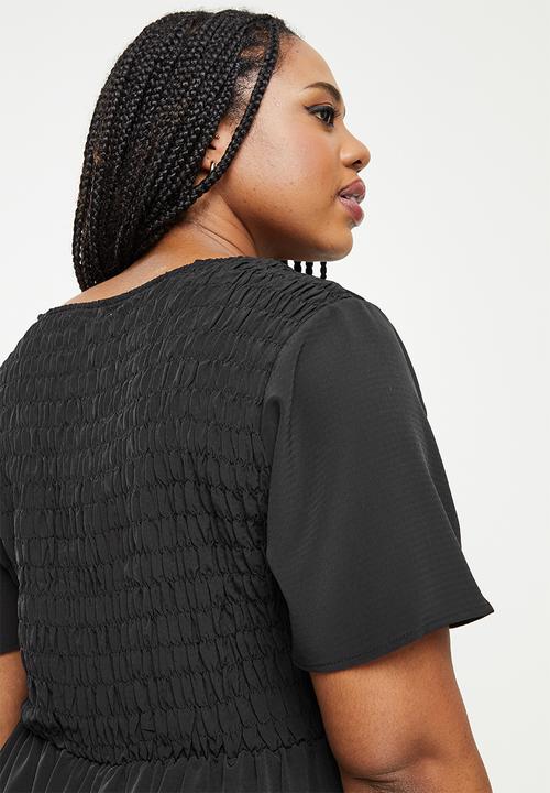Glamorous - Plus short sleeve smocked midi dress - black