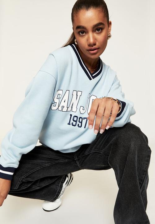 Supré  - Stevie v neck oversized jumper - cloud blue & san jose