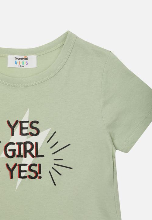 Trendyol - Yes girl yes! tee - green