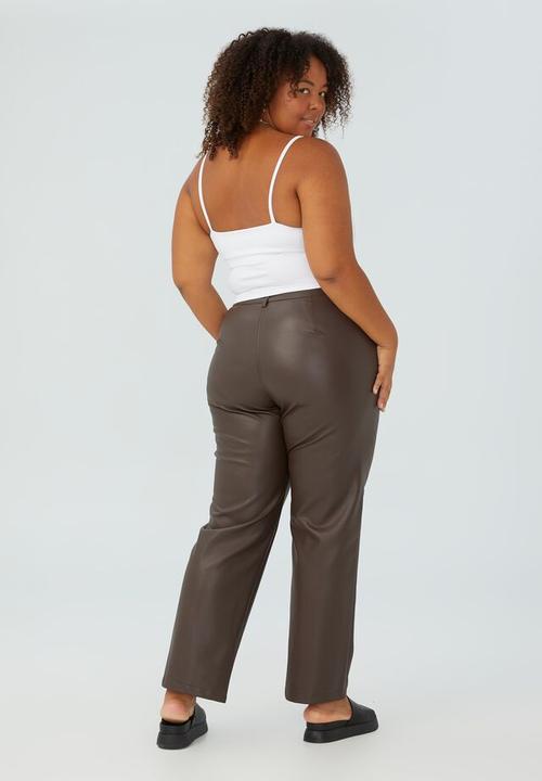 Cotton On - Curve arlow straight vegan leather pant - dark rich brown
