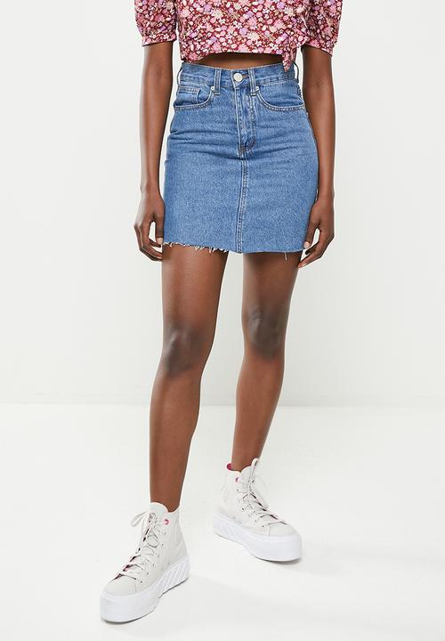 Glamorous - Glamorous care light wash denim mini skirt with fray hem - blue