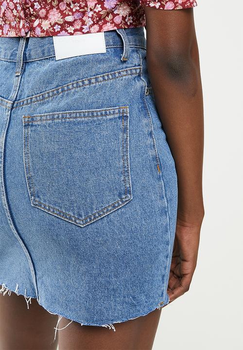 Glamorous - Glamorous care light wash denim mini skirt with fray hem - blue