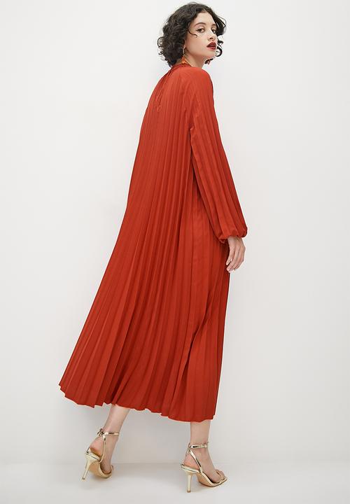 VELVET - Pleated trapeze mock neck maxi - rust