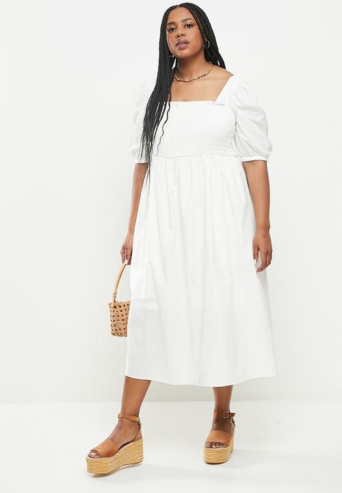 Glamorous - Plus smockd tiered hem dress - white