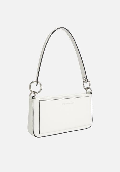 Calvin Klein - Sculpted shoulder pouch two tone - warm white