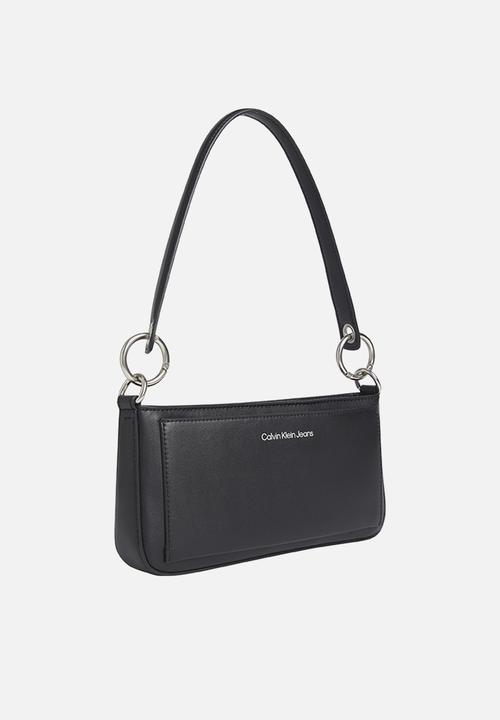 Calvin Klein - Sculpted shoulder pouch two tone - black