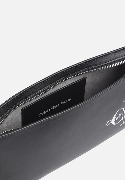 Calvin Klein - Sculpted shoulder pouch two tone - black